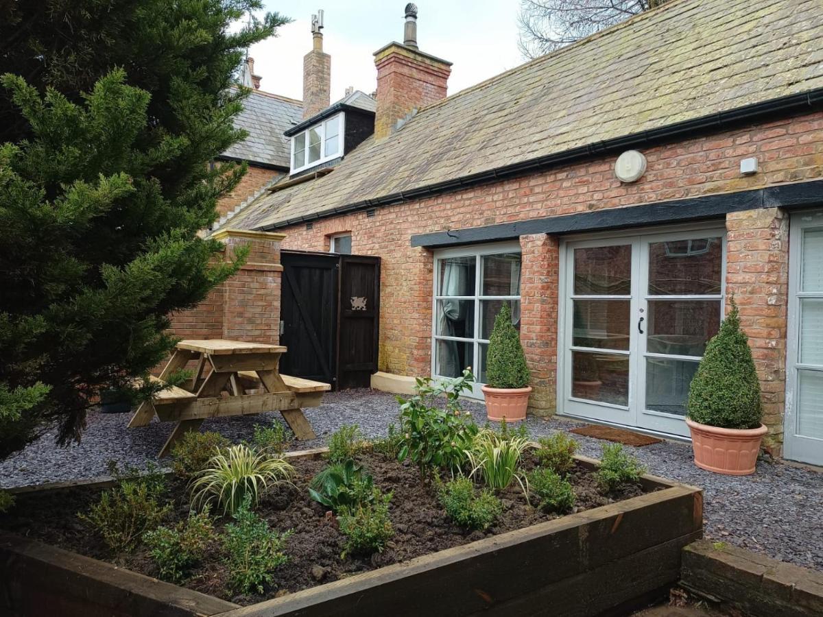 The West Wing At Eriviat Hall Hot Tub Henllan  Exterior photo