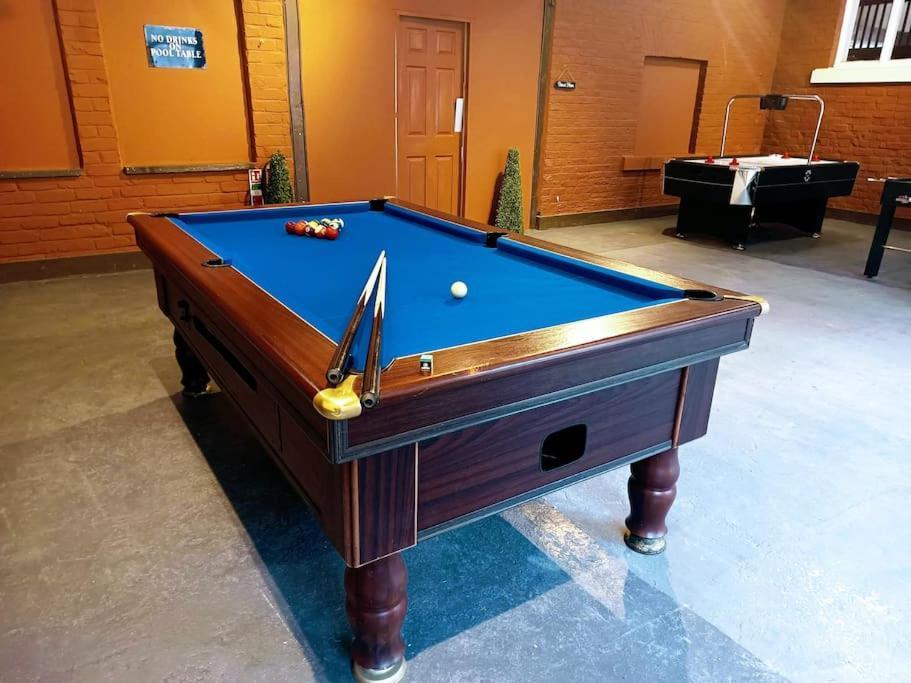The West Wing At Eriviat Hall Hot Tub Henllan  Exterior photo